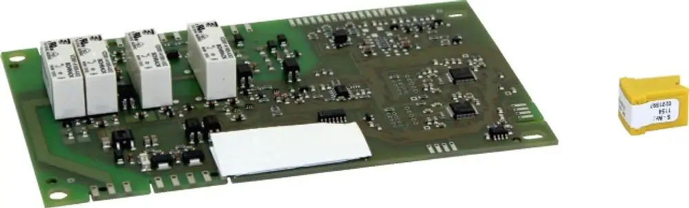Schaltplatine mit mehreren Relais und elektronischen Bauteilen, rechts ein kleiner Kondensator. Produkt von Wolf, geeignet für Ölfeuerungsanlagen.